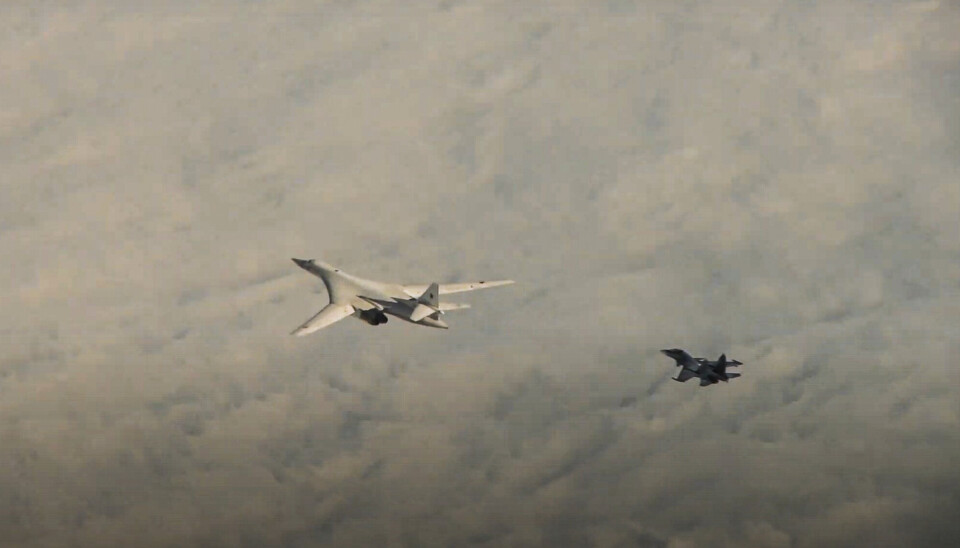 BOMBEFLY: Et russisk Tu-160 bombefly patruljerer hviterussisk luftrom med eskorte 11. november. Flyet kan bære atomvåpen. Russland sendte to bombefly til området for å vise støtte til Hviterussland i forbindelse til migrantkrisen på grensa.