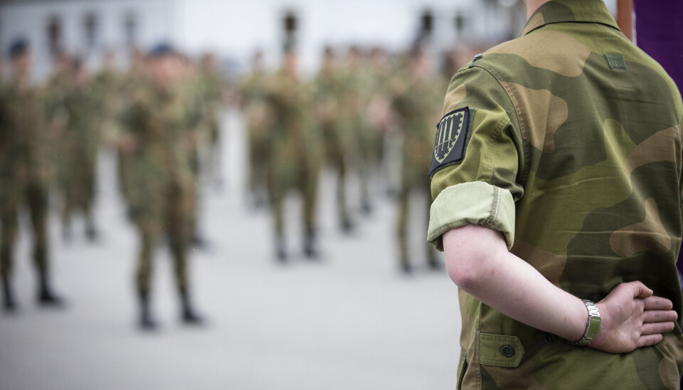 SLUTTER: Forsvaret vil beholde mer personell til de blir 35 år. En ny bonusordning gir bedre effekt, men er til gjengjeld også dyr, skriver FFI-forskere.