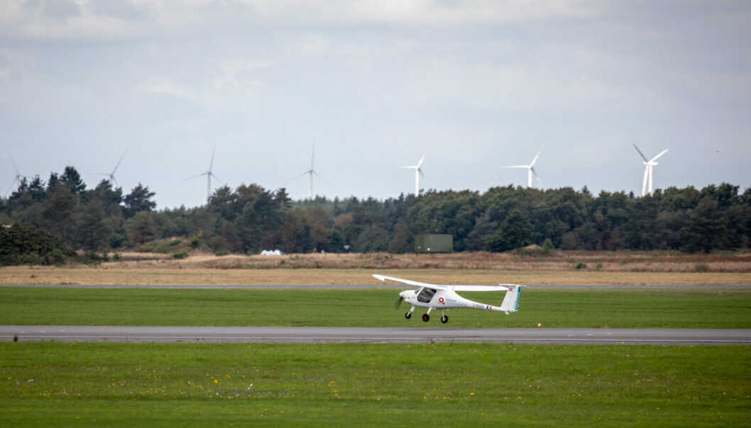 EL-FLY: Her er Danmarks første elektriske fly på sin første tur på Karup lufthavn.