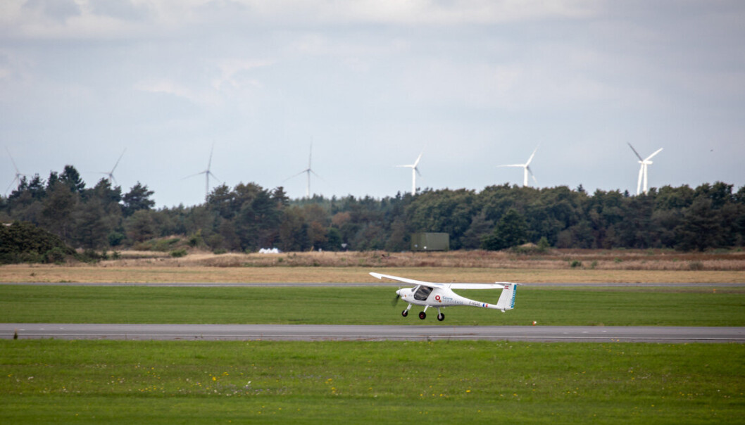 EL-FLY: Her er Danmarks første elektriske fly på sin første tur på Karup lufthavn. EL-FLY: Her er Danmarks første elektriske fly på sin første tur på Karup lufthavn.