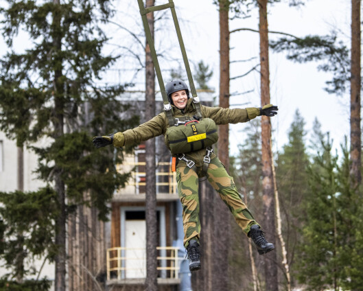 Prinsesse Ingrid Alexandra besøkte spesialsoldater – øvde på fallskjermhopp