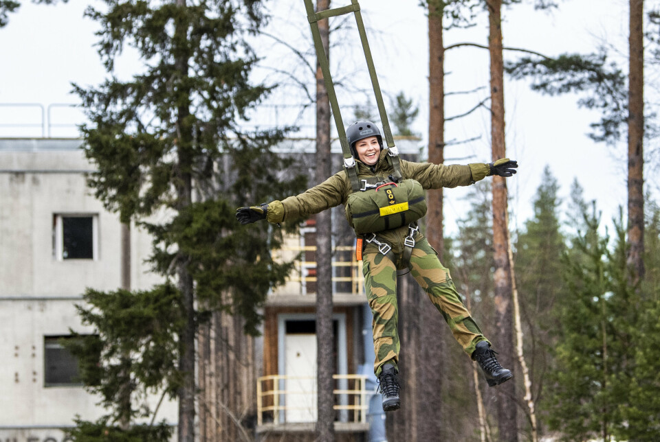 Prinsesse Ingrid Alexandra i svevet. Hun øvde seg på fallskjermhopp da hun besøkte Forsvarets spesialkommando i Rena lørdag.