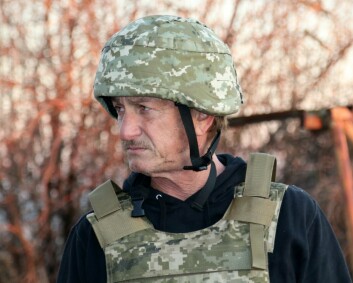 Sean Penn i ukrainsk utrustning nær frontlinjen til Russland