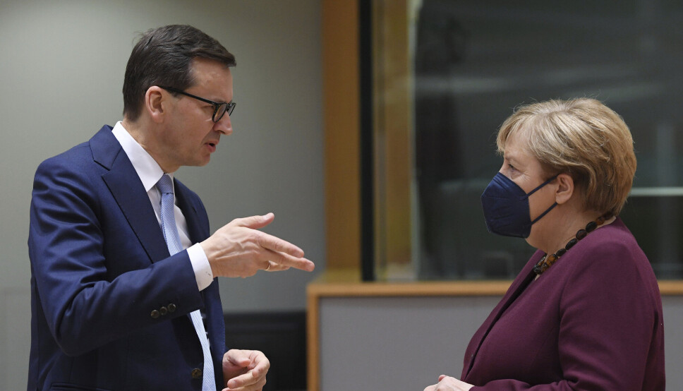 STATSMINISTER: Polens statsminister Mateusz Morawiecki er bekymret for situasjon ved grensen. Her er han i samtale med Tysklands forbundskansler Angela Merkel i oktober 2022.