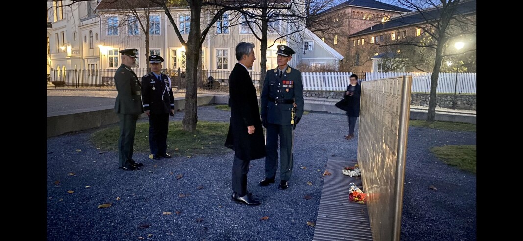 VETERANMONUMENT: Brigader Arne Opperud orienterer ambassadør Kim Pil-woo ved det nye veteranmonumentet som ble avduket på Akershus festning tidligere i år.