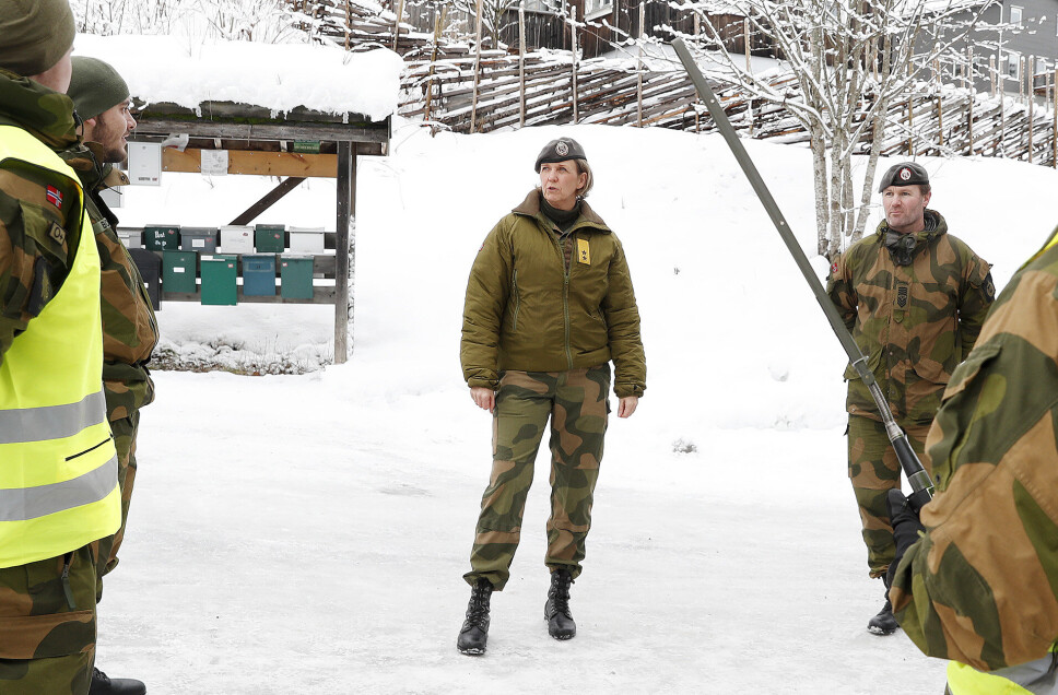 STILTE OPP: Sjef Heimevernet, generalmajor Elisabeth Michelsen, møtte mannskaper fra HV-02 avdeling Derby som støttet redningsinnsatsen etter jordskredet på Gjerdrum