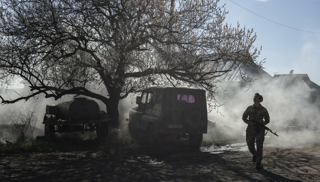 PATRULJERTE: Ukrainske sikkerhetsstyrker holdt vakt i byen Marjinka i Øst-Ukraina i april 2019. Området har vært preget av uro og kamphandlinger i flere år.
