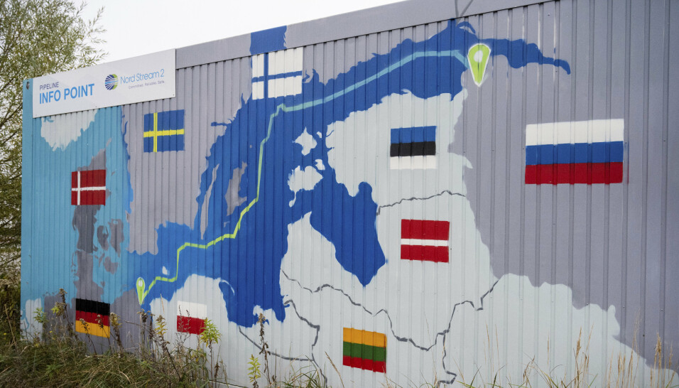 VIKTIG: Rørledningen Nord Stream II har blitt satt på hold av Tyskland. FFI-forsker Tor Bukkvoll ser ikke bort fra at det kan påvirke Russlands oppførsel overfor Ukraina. Bildet fra november i år viser et skilt av rørledningen i den tyske byen Lubmin, der Nord Stream II møter fastland.
