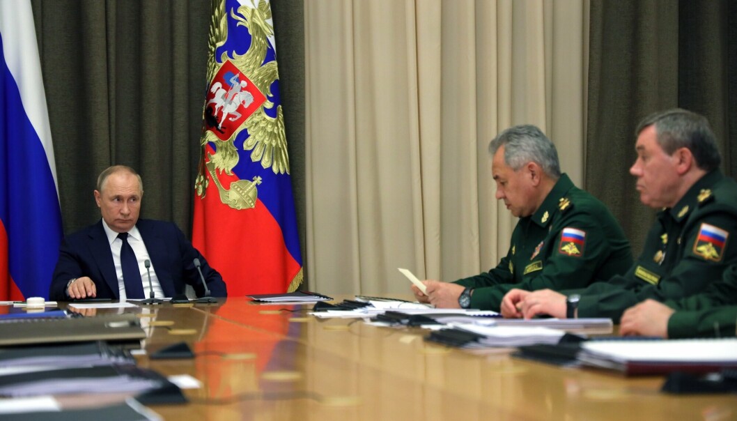 DIALOG: Russlands president Vladimir Putin (t.v.) under et møte. Toppgeneral Valerij Gerasimov (helt til høyre), skal ha snakket med sin motpart i USA om internasjonal sikkerhet, ifølge forsvarsdepartementet i Russland.
