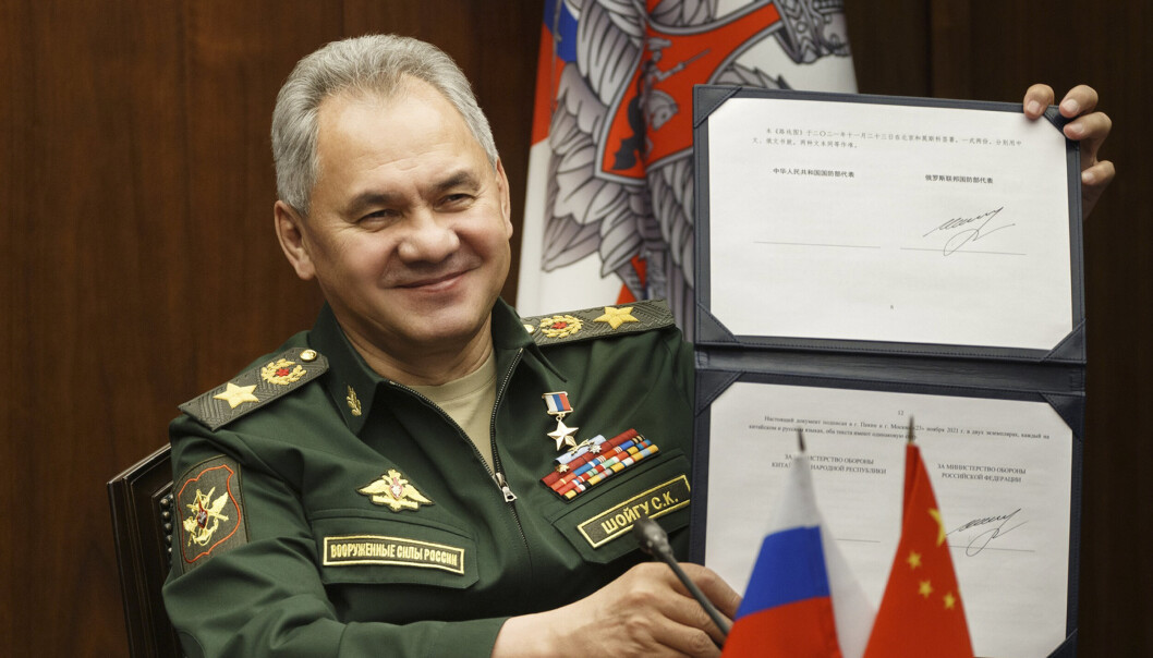 VEIKART: Russlands forsvarsminister Sergej Sjojgu holder opp avtalen han tirsdag signerte om økt strategisk militært samarbeid med Kina. VEIKART: Russlands forsvarsminister Sergej Sjojgu holder opp avtalen han tirsdag signerte om økt strategisk militært samarbeid med Kina.