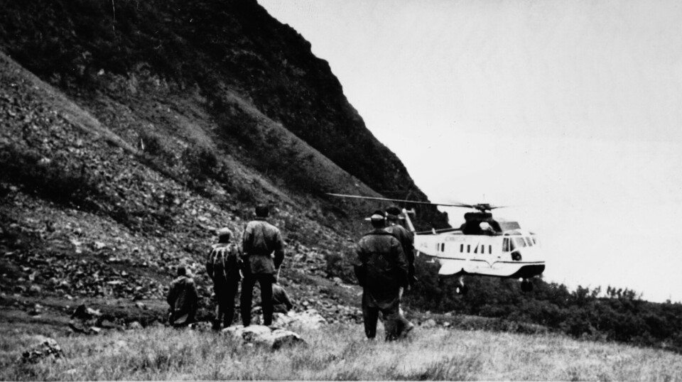 HELIKOPTER: Mannskaper og materiell flys inn til Grytøya med helikopter. Foto: NTB