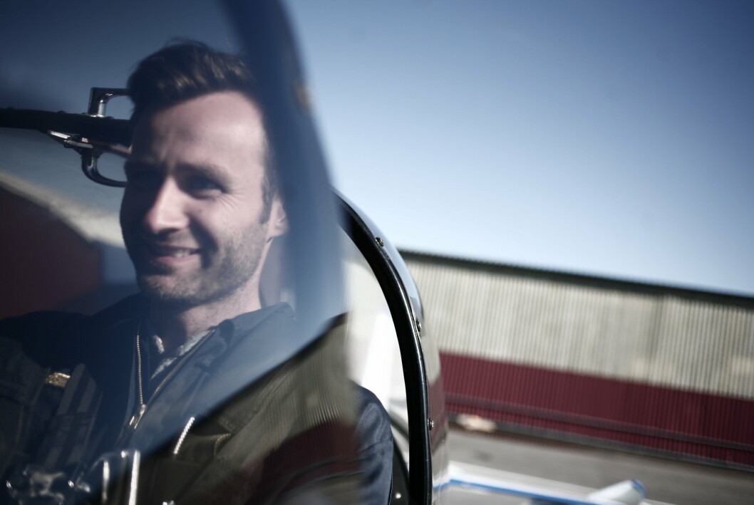 I HIMMELEN: Niels Mykleby er ivrig fallskjermhopper og har forsvarsbakgrunn. Han er en av dem som kan bli ESAs nye astronaut.
