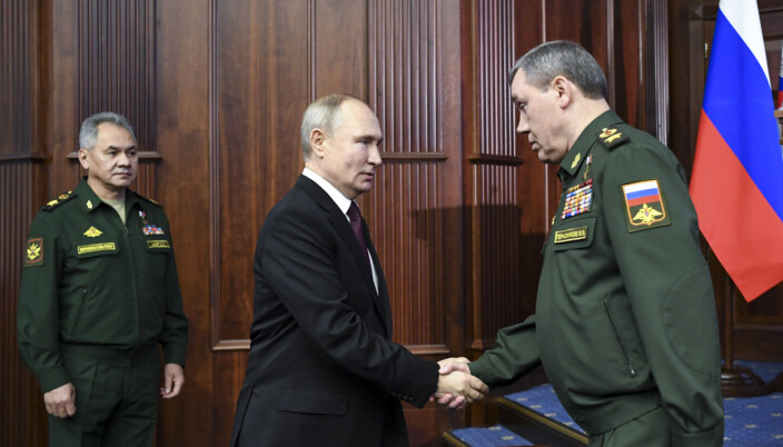 TRIO: Russlands president Vladimir Putin (i midten) hilser på sjefen for den russiske generalstaben Valerij Gerasimov (t.h.) i desember 2020. Bak står Russlands forsvarsminister Sergej Sjojgu. TRIO: Russlands president Vladimir Putin (i midten) hilser på sjefen for den russiske generalstaben Valerij Gerasimov (t.h.) i desember 2020. Bak står Russlands forsvarsminister Sergej Sjojgu.