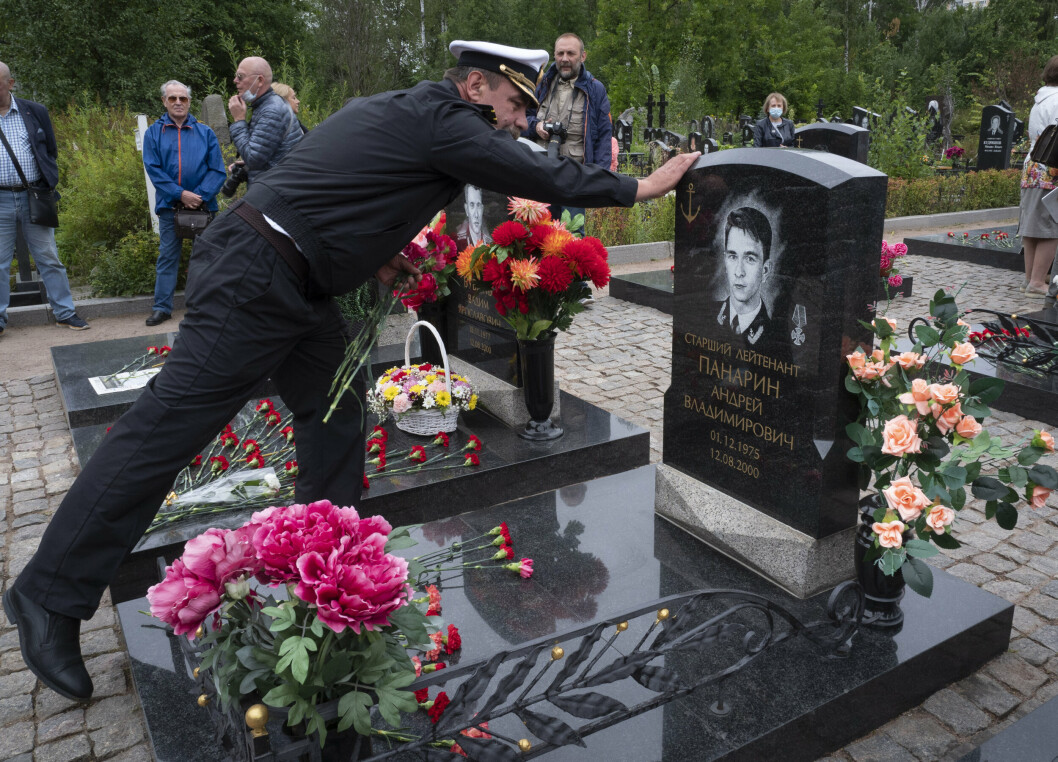 118 DØDE: En russisk marineoffiser på gravstedet for ett av mannskapene som døde i Kursk-ulykken i august 2000.