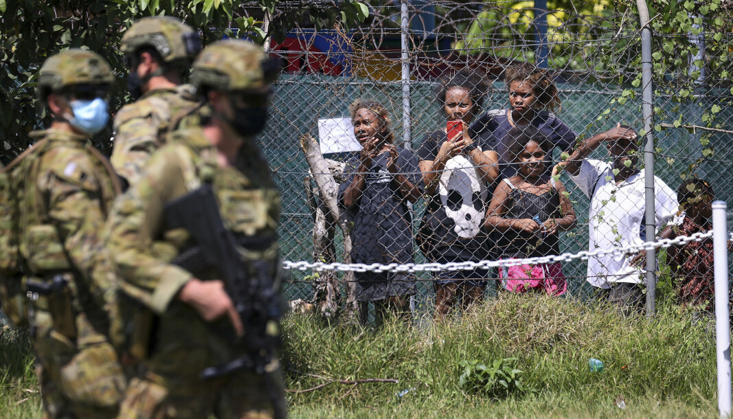HONIARA: Lokalbefolkningen ser på australske soldater som patruljerer i Honiara på Solomon-øyene.