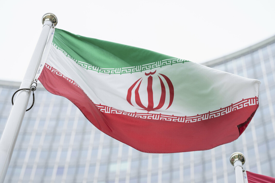 ATOMENERGIBYRÅET: Det iranske flagget utenfor hovedkvarteret til det internasjonale atomenergibyrået IAEA i Wien. Mandag ble atomavtalene mellom Iran og verdens stormakter gjenopptatt i den østerrikske hovedstaden. Iran sier de er fast bestemt på å redde avtalen.