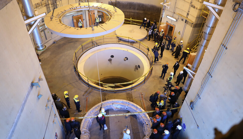REAKTOR: Teknikere jobber på tungtvannsreaktoren ved Arak-anlegget i Iran. Mandag ble atomsamtalene mellom Iran og verdens stormakter gjenopptatt i Wien. Iran sier de er fast bestemt på å redde avtalen.