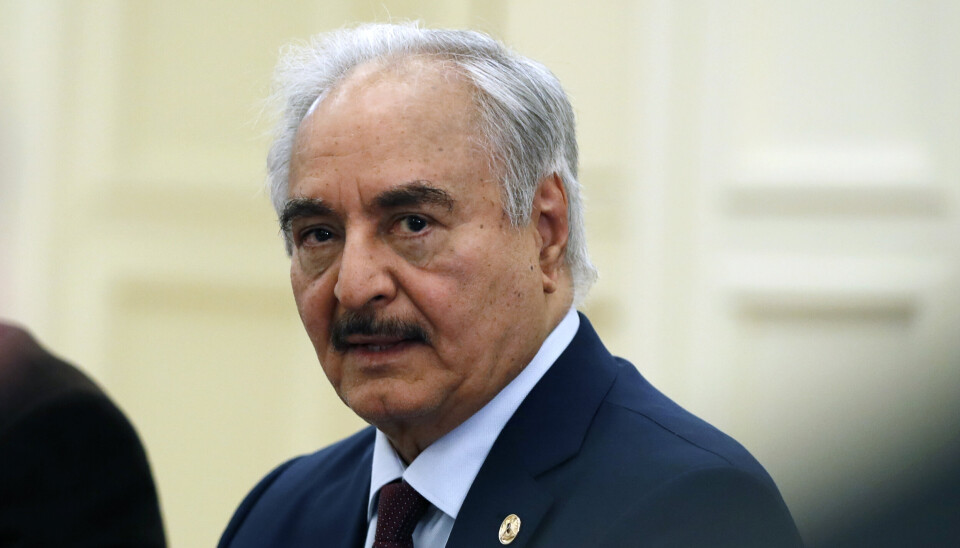 BLOKKERER: Opprørsgeneralen Khalifa Haftar (bildet) vil bli president i Libya. Væpnede menn med tilknytning til Haftar blokkerer domstolen som skulle behandle anken til dem valgkommisjonen har nektet å stille, blant dem Muammar Gaddafis sønn Seif al-Islam.