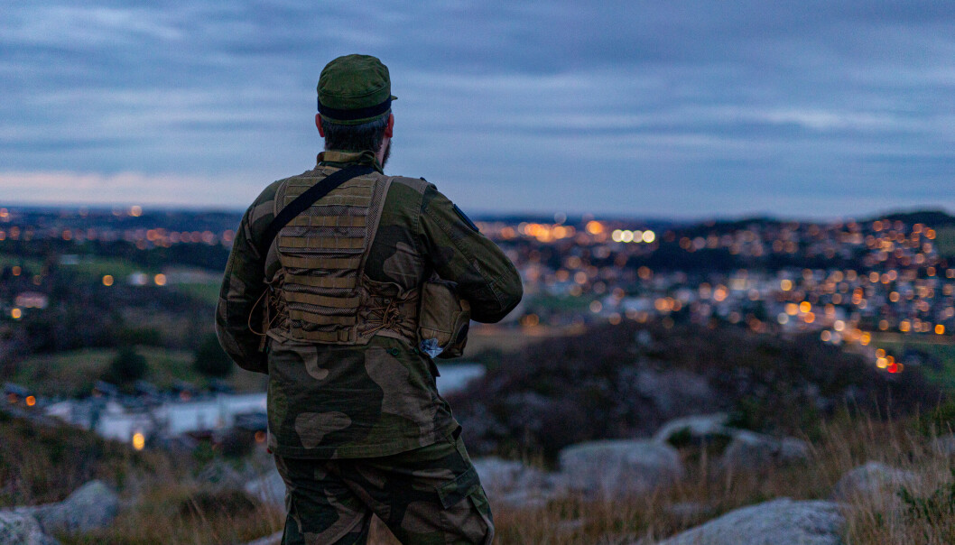 MISFORSTÅR: Redaktøren av Sør-Varanger Avis tegner et skremmebilde av Heimevernets uniform på jobben-dag, skriver Roger Kristiansen. Her ser vi en HV-soldat under en øvelse. MISFORSTÅR: Redaktøren av Sør-Varanger Avis tegner et skremmebilde av Heimevernets uniform på jobben-dag, skriver Roger Kristiansen. Her ser vi en HV-soldat under en øvelse.