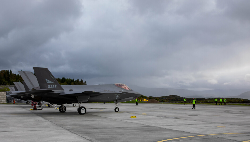 ØVELSE: F-35-flyene blir sjekket av teknisk personell etter landing under øvelsen Falcon Deploy på Evenes flystasjon i september. Både SAS og Widerøe er bekymret for støyen fra flyene.