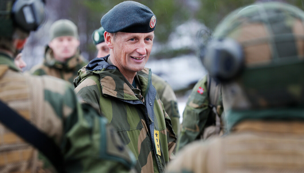 REDUKSJON: Forsvarssjef Eirik Kristoffersen sier at de er i rute med å redusere antallet med høyere grad i Forsvaret. Her er han sammen med soldater fra Porsangmoen leir.