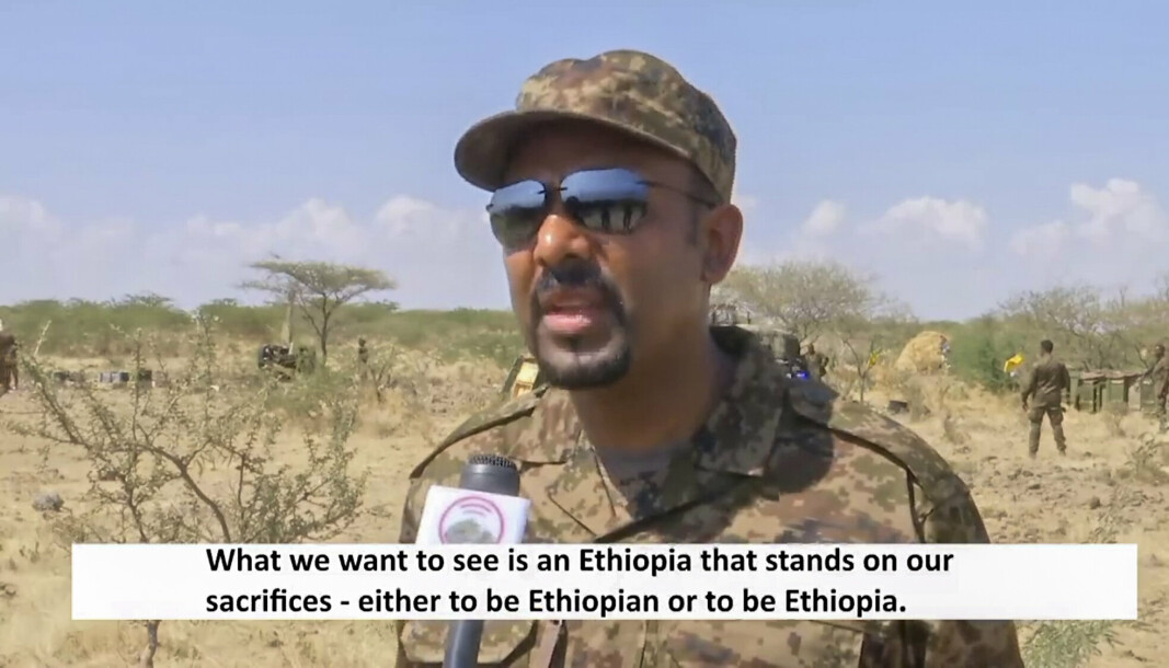 SEIER: Etiopias statsminister, fredsprisvinner Abiy Ahmed, hevder regjeringsstyrkene er nær seier i borgerkrigen og ber opprørere overgi seg. Bildet er fra et tidligere videoklipp av Abiy i uniform. Det er ikke kjent hvor i landet eller når videoen er tatt opp.