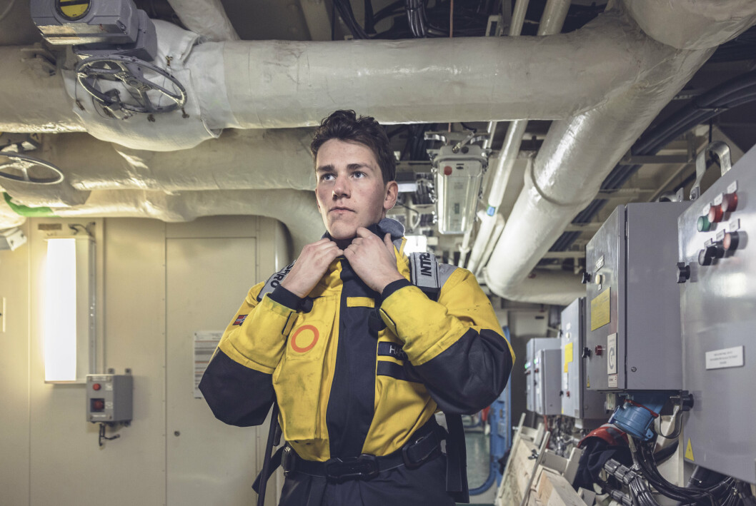 RØYKDYKKER: Åmund Harnes (19) er med på seilas for første gang på fregatten KNM Fritdjof Nansen.