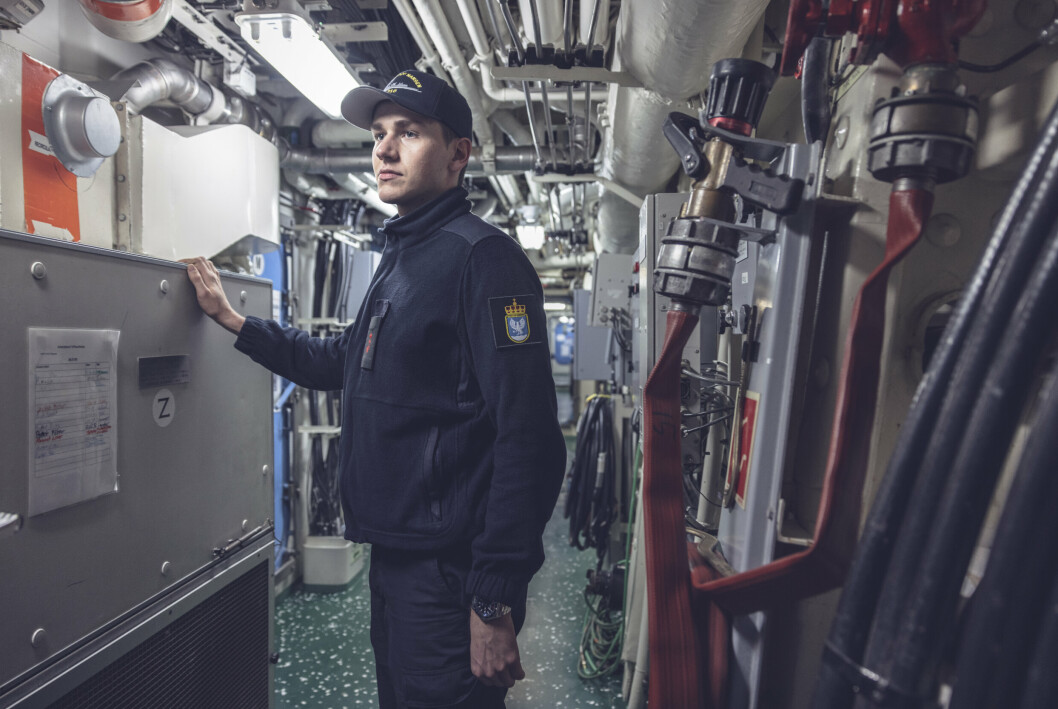 HAVARISTASJON: Åmund Harnes viser hvordan man skal reagere i nødsituasjoner om bord på KNM Fritdjof Nansen.