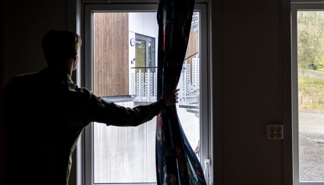 NABOER: Vernepliktige på Kolsås bodde i høst i en nedslitt kaserne fra 1950-tallet med den splitter nye kasernen som nærmeste nabo. Senkingen av taket til den nye kasernen er planlagt å starte etter nyttår. NABOER: Vernepliktige på Kolsås bodde i høst i en nedslitt kaserne fra 1950-tallet med den splitter nye kasernen som nærmeste nabo. Senkingen av taket til den nye kasernen er planlagt å starte etter nyttår.