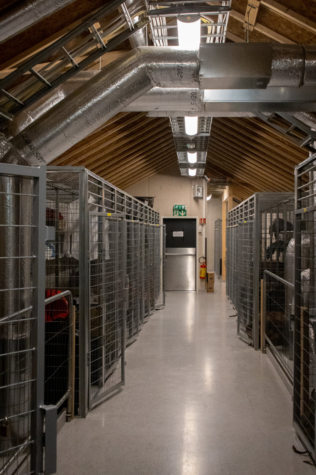 HEVET TAKET: Loftet i kasernen i Setermoen leir. Her ble taket hevet for å få plass til ventilasjonsanlegg. HEVET TAKET: Loftet i kasernen i Setermoen leir. Her ble taket hevet for å få plass til ventilasjonsanlegg.