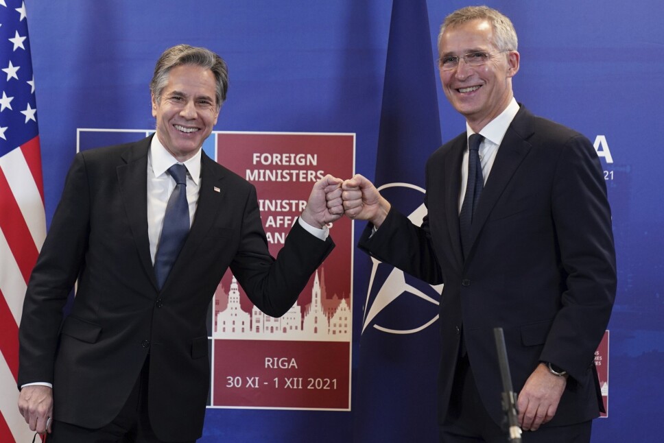RIGA: USAs utenriksminister sammen med Jens Stoltenberg på Natos ministermøte i Riga, som avsluttes onsdag. Blinken skal møte sin russiske motpart i forbindelse med OSSE-møtet i Stockholm torsdag.