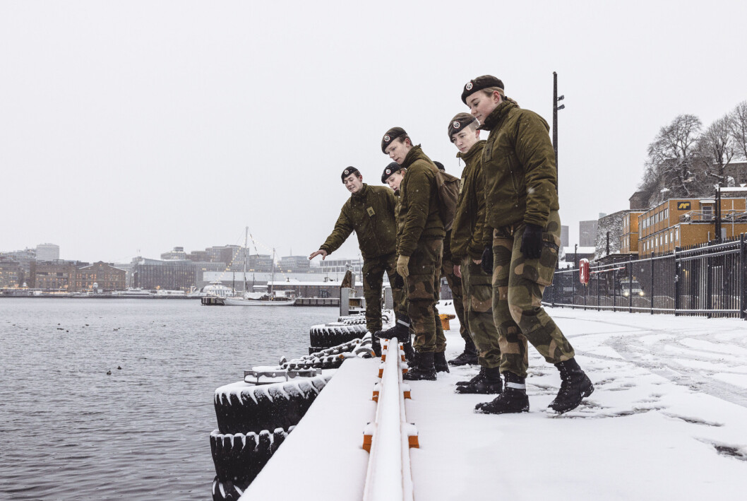 AKERSHUSSTRANDEN: Soldatene viser hvor dramatikken utspilte seg da de reddet en mann fra å drukne i Oslofjorden. På bildet er soldatene Sondre Bursvik, Mikkel Spurkland, Marte Smestad, Mari Johannessen, Fredrik Aniksdal og Mads Bårnes. AKERSHUSSTRANDEN: Soldatene viser hvor dramatikken utspilte seg da de reddet en mann fra å drukne i Oslofjorden. På bildet er soldatene Sondre Bursvik, Mikkel Spurkland, Marte Smestad, Mari Johannessen, Fredrik Aniksdal og Mads Bårnes.