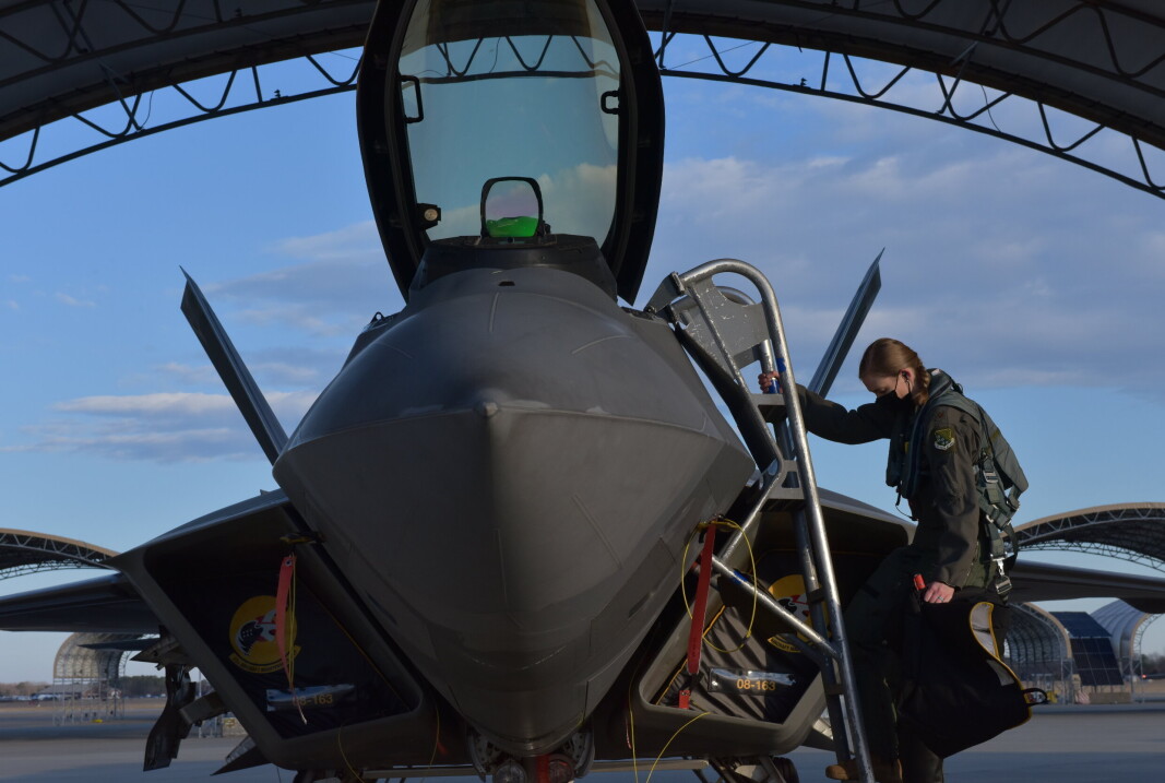NYTT UTSTYR: En pilot på et fly av typen F-22. Hun, og alle andre piloter i det amerikanske luftforsvaret, vil snart få tilgang til bedre utstyr for toalettbesøk i luften. NYTT UTSTYR: En pilot på et fly av typen F-22. Hun, og alle andre piloter i det amerikanske luftforsvaret, vil snart få tilgang til bedre utstyr for toalettbesøk i luften.