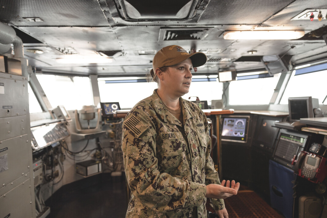 BROEN: Presseoffiser på USS Harry S. Truman Christina Sears viser utsikten fra broen. BROEN: Presseoffiser på USS Harry S. Truman Christina Sears viser utsikten fra broen.