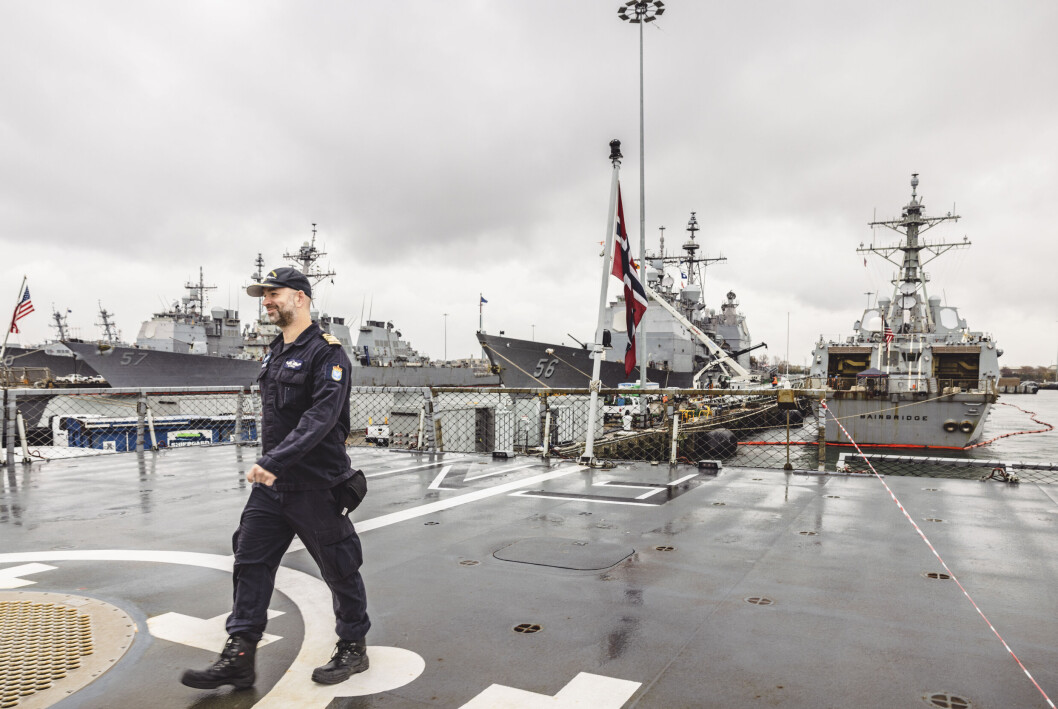 SAMARBEID: Vi er blitt veldig godt mottatt av amerikanerne, sier kommandørkaptein Ruben Grepne-Takle, skipssjef på KNM Fridtjof Nansen. Nansens søsterskip USS Bainbridge sees i bakgrunnen. SAMARBEID: Vi er blitt veldig godt mottatt av amerikanerne, sier kommandørkaptein Ruben Grepne-Takle, skipssjef på KNM Fridtjof Nansen. Nansens søsterskip USS Bainbridge sees i bakgrunnen.
