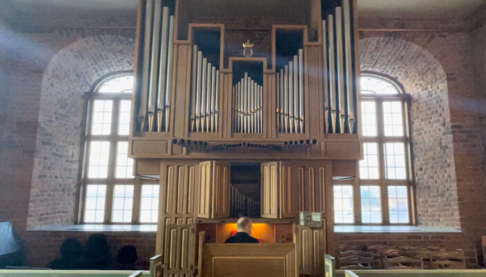 KLANG: Organist Lars Notto Birkeland demonstrerer lyden og klangen til orgelet. KLANG: Organist Lars Notto Birkeland demonstrerer lyden og klangen til orgelet.