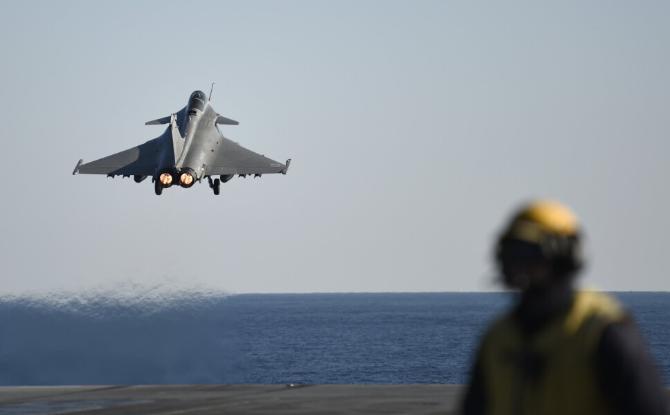 RFALE: Et franskprodusert Rafale-jagerfly tar av fra hangarskipet Charles de Gaulle 9. desember 2016