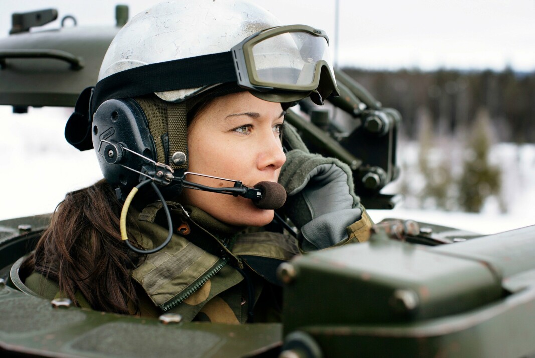 HÆREN: Før May ble brannkonstabel jobbet hun i Hæren og i Luftforsvaret.