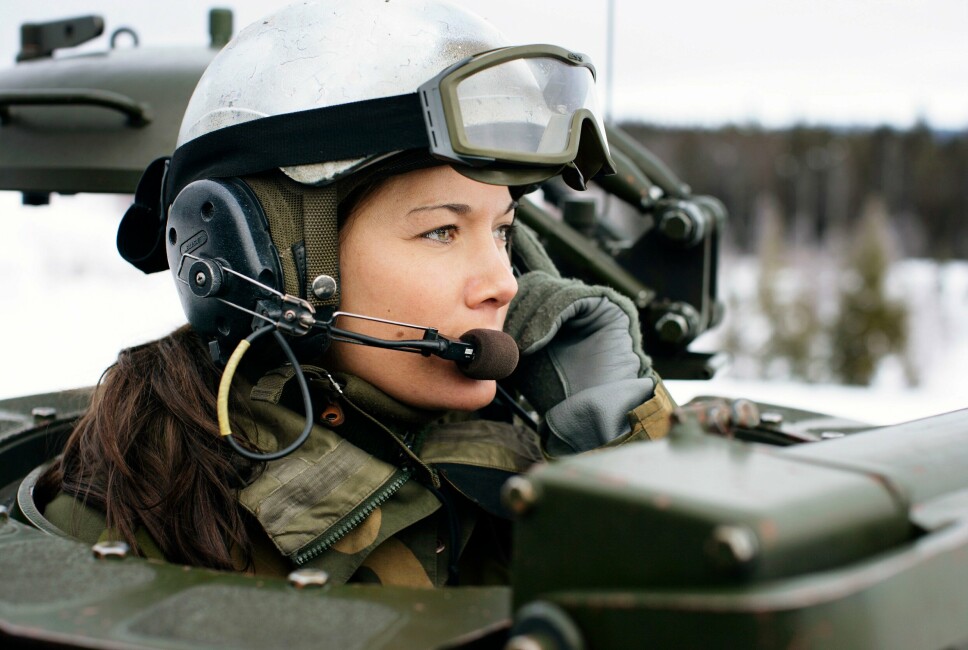 HÆREN: Før May ble brannkonstabel jobbet hun i Hæren og i Luftforsvaret.