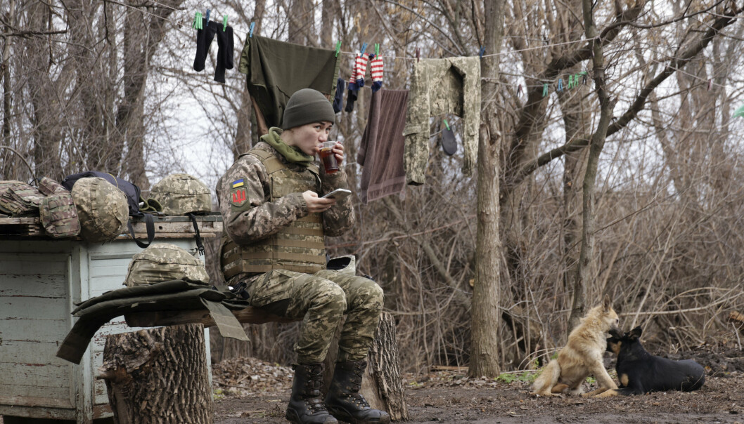 VED FRONTEN: En ukrainsk soldat tar en pause ved fronten i Øst-Ukraina. Ukraina frykter en russisk invasjon i løpet av få uker