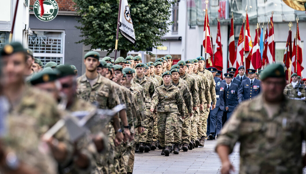 SOLDATER: Danske soldater marsjerte gjennom Aalborgs gater i forbindelse med markeringen av Flaggdag for Danmarks utsendte 5. september.