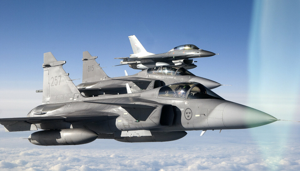 SVENSK NEDTUR: Svenske JAS Gripen (i forgrunnen) og norsk F-16 flyr sammen under Cold Response i 2009.