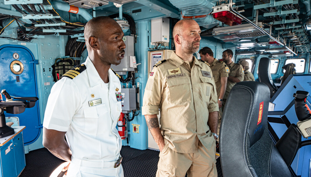 PÅ BROEN: Skipssjef Ruben Grepne-Takle (t.h) og Richard Grant, skipssjef på USS Bainbridge, KNM «Fridtjof Nansen»sitt vertskapsskip i USA. PÅ BROEN: Skipssjef Ruben Grepne-Takle (t.h) og Richard Grant, skipssjef på USS Bainbridge, KNM «Fridtjof Nansen»sitt vertskapsskip i USA.