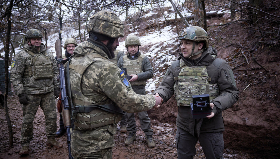 KRIGSRAMMET: Ukrainas president Volodymyr Zelenskyj (t.h.) besøkte mandag ukrainske soldater i en skyttergrav i Donetsk-provinsen i det krigsrammede Donbas-området øst i landet.