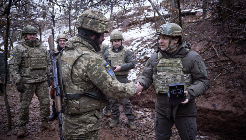 KRIGSRAMMET: Ukrainas president Volodymyr Zelenskyj (t.h.) besøkte mandag ukrainske soldater i en skyttergrav i Donetsk-provinsen i det krigsrammede Donbas-området øst i landet. KRIGSRAMMET: Ukrainas president Volodymyr Zelenskyj (t.h.) besøkte mandag ukrainske soldater i en skyttergrav i Donetsk-provinsen i det krigsrammede Donbas-området øst i landet.