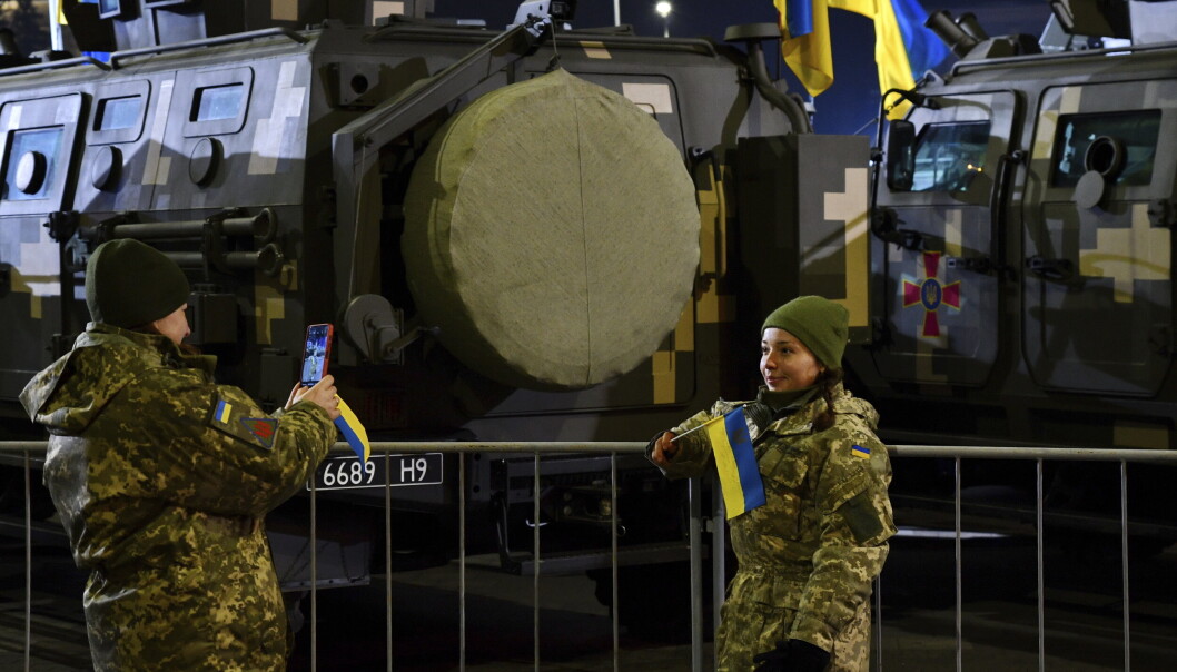 PARADE: To ukrainske soldater tar bilder etter en militærparade i den østukrainske byen Kramatorsk mandag. Anledningen var markeringen av 30-årsdagen til landets forsvar. PARADE: To ukrainske soldater tar bilder etter en militærparade i den østukrainske byen Kramatorsk mandag. Anledningen var markeringen av 30-årsdagen til landets forsvar.