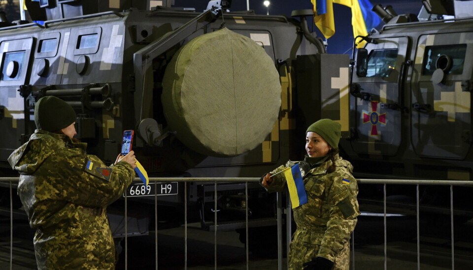 PARADE: To ukrainske soldater tar bilder etter en militærparade i den østukrainske byen Kramatorsk mandag. Anledningen var markeringen av 30-årsdagen til landets forsvar.