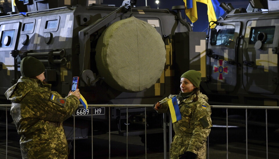 PARADE: To ukrainske soldater tar bilder etter en militærparade i den østukrainske byen Kramatorsk mandag. Anledningen var markeringen av 30-årsdagen til landets forsvar. PARADE: To ukrainske soldater tar bilder etter en militærparade i den østukrainske byen Kramatorsk mandag. Anledningen var markeringen av 30-årsdagen til landets forsvar.