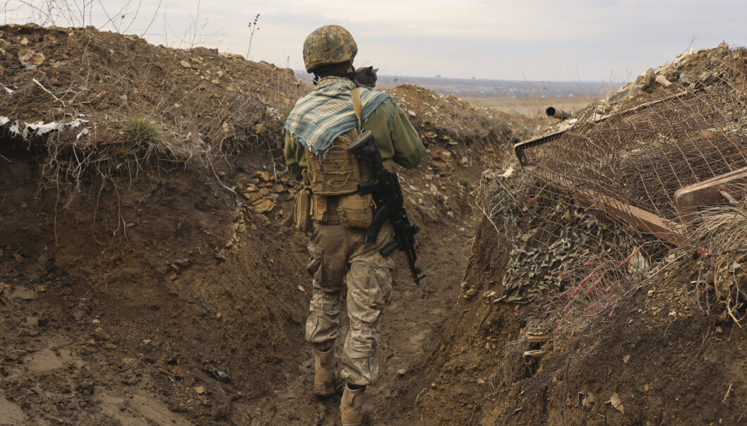 UKRAINA: En ukrainsk soldater holder en katt mens han går i en skyttergrav langs separasjonslinjen fra russiskvennlige opprørere nær Debaltsevo i Donetsk-regionen i Øst-Ukraina fredag. UKRAINA: En ukrainsk soldater holder en katt mens han går i en skyttergrav langs separasjonslinjen fra russiskvennlige opprørere nær Debaltsevo i Donetsk-regionen i Øst-Ukraina fredag.
