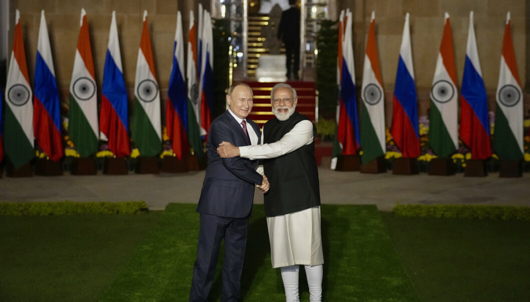 PÅ BESØK: Russlands president Vladimir Putin fikk en varm velkomst av den indiske statsminister Narendra Modi i New Delhi mandag.